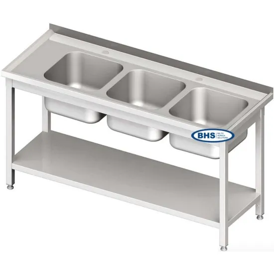 Tables métalliques avec trois éviers et une étagère