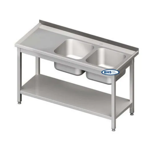 Tables métalliques avec deux éviers et une étagère